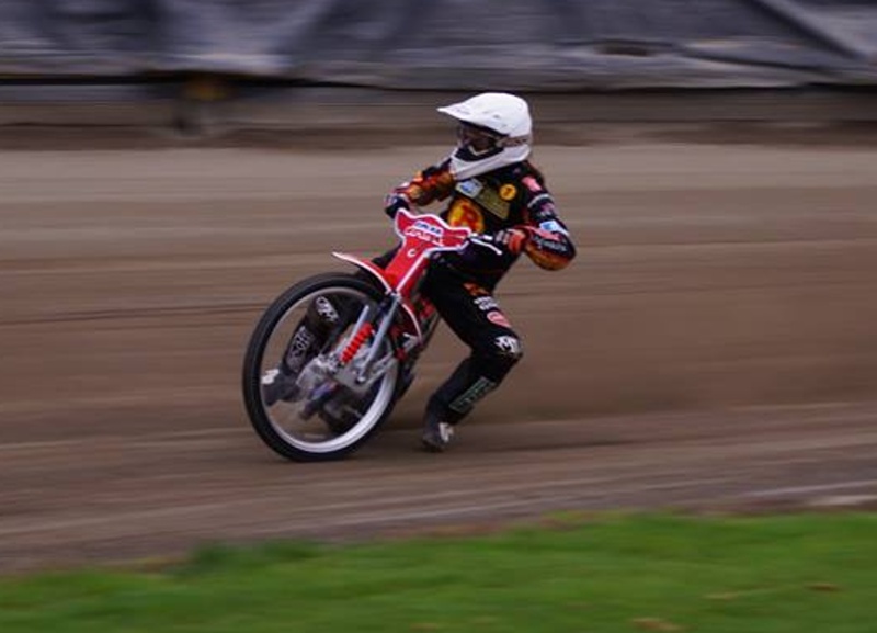 Adam Skornicki v sedle nové Jawy.